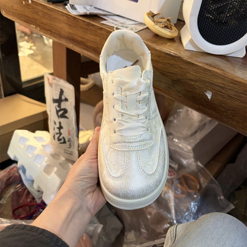Sewing Latex - Deutsche Trainer-Sneaker für Damen, Retro Weiße